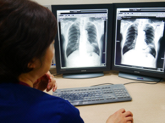 좋은문화병원 의료진이 '루닛 인사이트'를 활용해 엑스레이 영상을 판독하고 있다. 루닛 제공